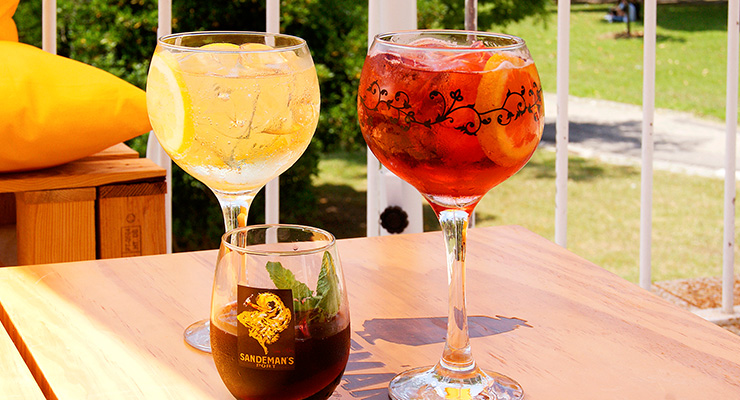 Os 8 melhores cocktails para beber à esplanada este verão