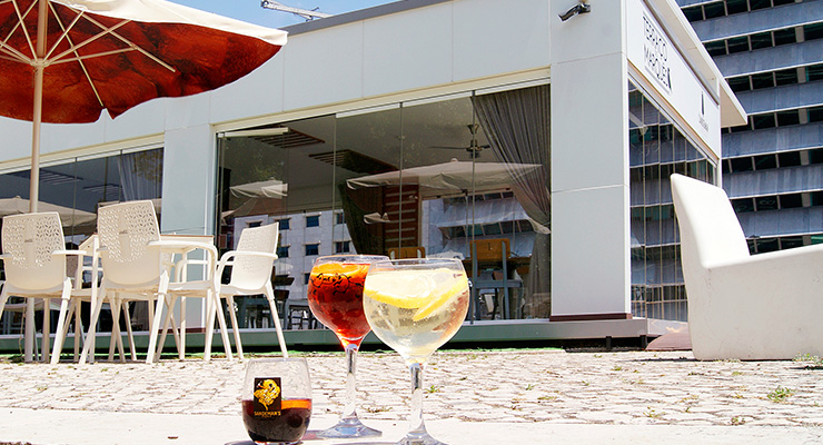Os 8 melhores cocktails para beber à esplanada este verão