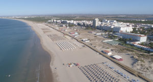 Passadiço sobrelevado da praia de Monte Gordo terminado pela TOSCCA um mês antes do prazo