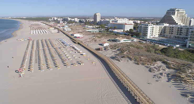 Passadiço sobrelevado da praia de Monte Gordo terminado pela TOSCCA um mês antes do prazo