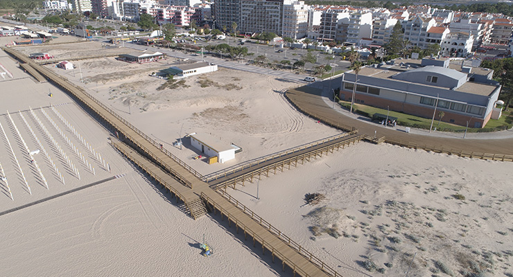 Passadiço sobrelevado da praia de Monte Gordo terminado pela TOSCCA um mês antes do prazo