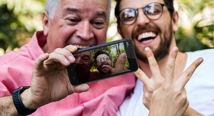 Dia Mundial da Terceira Idade: porque os avós também merecem os melhores smartphones Wiko
